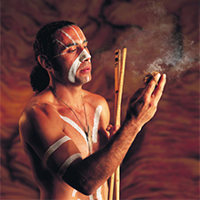 ウーメラの先住民　© South Australian Tourism Commission/Adam Bruzzone