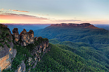 ブルー・マウンテンズ観光のハイライトともいえる「スリー・シスターズ」© Filippo Rivetti / Destination NSW