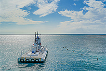 ポンツーンから出航する半潜水艇 ©Masahiro Hirano / TTNQ