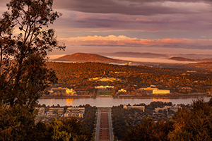 自然豊かな山や森に囲まれた首都キャンベラ。　© VisitCanberra