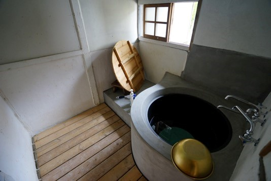 新しく整備した五右衛門風呂。小さな釜の中の入浴は新鮮な体験です！