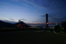 夜になるとライトアップされる橋が美しい