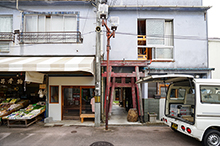 建物の右側がゲストハウス部、左に入居するのが松井青物店