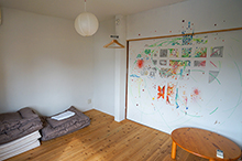 壁面にアートが描かれた個室客室