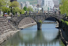 眼鏡橋は中島川に架かる日本初の石造二連アーチ橋