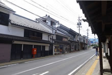 須坂のまちなかは今も生活を伴う古い民家や商店が立ち並んでいる