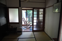 客室　日本の民家の風情をそのまま活かし清潔感ある空間に