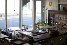 隣接のカフェ「La Vie Lente」は母親が経営　レトロ洋風な雰囲気