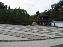 同じく特別史跡・特別名勝の二重指定を受けている、銀閣寺庭園。