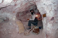 昔ながらのオパール採掘の様子