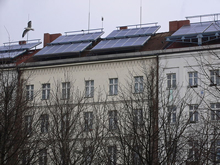 【図1】屋根に設置された太陽光パネル