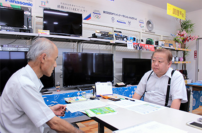 ヤナギサワ電機・柳沢社長（右）と長野県地球温暖化防止活動推進センターの中山事務局長（左）