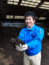ほぼできあがった堆肥を手にする増田さん