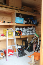 拠点施設の倉庫には、維持管理作業で使う道具や、ボランティア作業で使う道具などを収納。