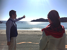 「朝の散歩会」では砂浜を歩いて伊豆半島の魅力を案内
