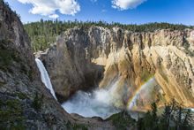イエローストーン国立公園の間欠泉（© YellowstoneNPS）