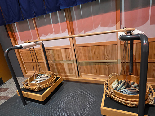 行商人「棒手振(ぼてふり)」の重さを体験できる(江戸東京博物館)