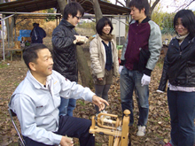 大学の先生と学生と一緒に原始的な糸紡ぎを体験しました