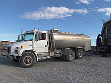 水を補給するウォーター・トラック