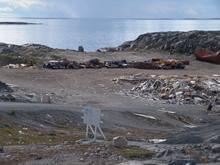海に面したゴミ捨て場