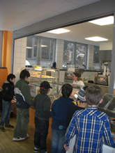 公立学校の中で真っ先にベジタリアンデーを導入したヴィルヘルム・カイゼン総合学校の食堂（小学校から高校まで一貫校）。（写真提供：Marketing FOCUS Deutschland GmbH）