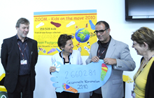フィゲレス事務局長に「緑のマイレージ」を贈呈（2010年）（写真提供：気候同盟）