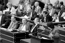ドイツ連邦議会でチェルノブイリ後の対策について演説するノーネクタイの革新政治家、ヨシュカ・フィッシャー（緑の党、ヘッセン州環境・エネルギー相）、1986年5月14日