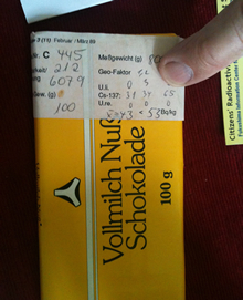 1989年2・3月の検体ミルクナッツチョコレート。「＜53Bq/kg」の文字が見える。