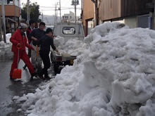 秩父市の雪災害で石巻の軽トラが活用されている様子