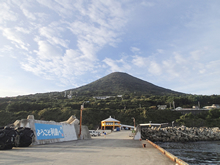 港を降りると円錐形の宮塚山が訪れた人を迎えてくれる