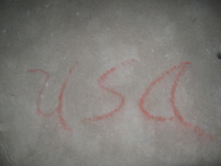 地下壕内部に残された「USA」の朱文字。
