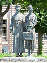 創立百年記念の女学生二人像
