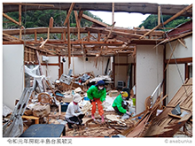 台風被災の水損古文書を回収作業