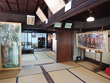 青木繁が滞在した室内に展示された複製画『海の幸』（右）と『わだつみのいろこの宮』（左）