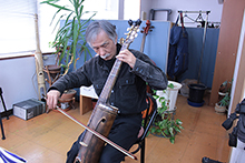 竹からつくった「竹チェロ」を演奏する田中昇三さん。竹の特徴を残しつつ、チェロらしさもデザインされた、美しいフォルムから、思いがけず本格的な音色が響き渡る。