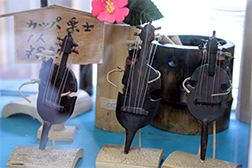 合馬竹林公園展示館には、館長の広瀬清澄さんが手作りする竹細工がディスプレイされている。中に、竹で作られたカエルやカッパの楽士が、竹チェロならぬ、竹コントラバスを演奏する姿も見られる。