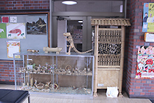 長尾公民館内には、バンジョイ塾から寄贈された竹細工作品の数々がガラス棚に飾られている。