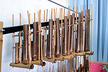 アンクルンは、インドネシアやジャワに伝わる民族楽器。枠を揺すると竹筒が当たって、乾いた音が響く。