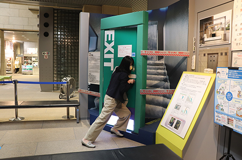 浸水時の水圧を体感するドア水圧体験（東京都墨田区の本所防災館）