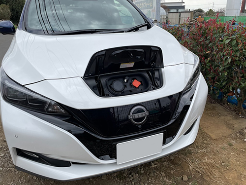 電気自動車の給電口。