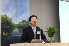 2012年11月30日に開催された、EVI推進協議会主催の「オフセット・クレジット（J-VER）マッチングイベント」で熱弁を振るう、EVI推進協議会の加藤孝一さん