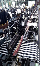 臼井織布で現役稼働する自動織機は、すでに部品の生産が終了しているため、廃業する織機工場に出向いて部品調達をしている。