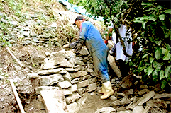 住民による石垣の補修