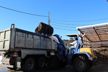 ホイルローダーで豚ぷん堆肥をトラックに積み込み、埼玉県日高市にある太平洋セメント埼玉工場まで運搬する。
