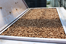 飯野農園で使っている木質ペレットボイラー。燃料の木質ペレットは、南アルプス市の果樹園から出る剪定枝等を材料にして製造される。