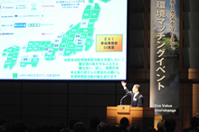 「EVI環境マッチングイベント2013」で話をするEVI推進協議会の加藤孝一（東京国際フォーラム　B5ホールにて）。