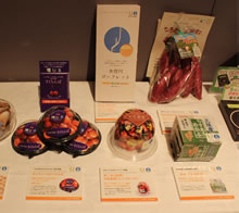クレジット付き商品として開発された、村松農園のカラフルトマト（中央前）と木曽川ゴーフレットのパンフレット（中央後）