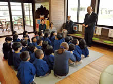 既刊行の4冊シリーズは、2015年3月には高知県の保育園、4月には佐賀県のこども絵本図書館へ贈呈してきた。
