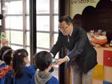 >既刊行の4冊シリーズは、2015年3月には高知県の保育園、4月には佐賀県のこども絵本図書館へ贈呈してきた。