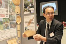 d-torso『森の組み木シリーズ』について説明する、株式会社トライ・ウッド　総務企画部部長の渡邊雄一郎さん。